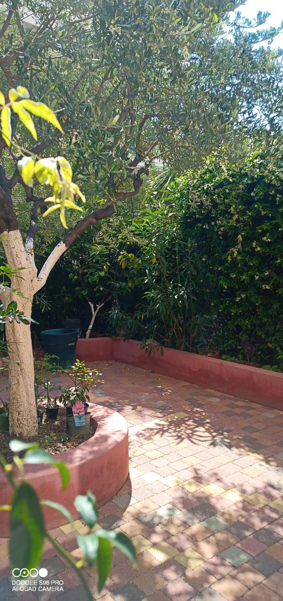 Avec Jardin Apartment